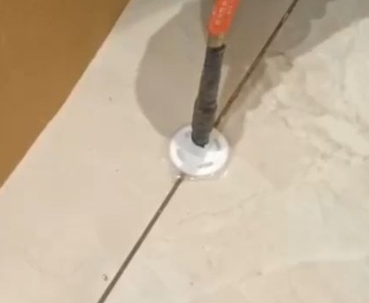 巴音郭楞瓷砖空鼓维修公司专业解答瓷砖在铺贴过程中，如果没有涂抹均匀到位的粘结材料（如水泥砂浆或瓷砖胶），可能会导致以下问题
